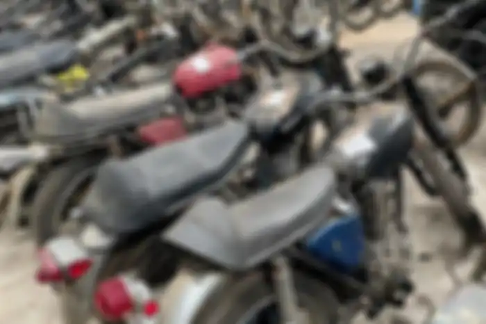 180 motor gede asal Inggris seperti BSA, Triumph, Norton, Royal Enfield teronggok di gudang.