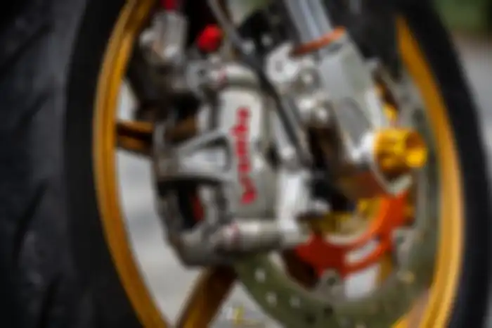 Modifikasi motor Yamaha Aerox, ubahan di kaki depan tersemat pelek RCB, cakram floating aftermarket, dan kaliper Brembo.