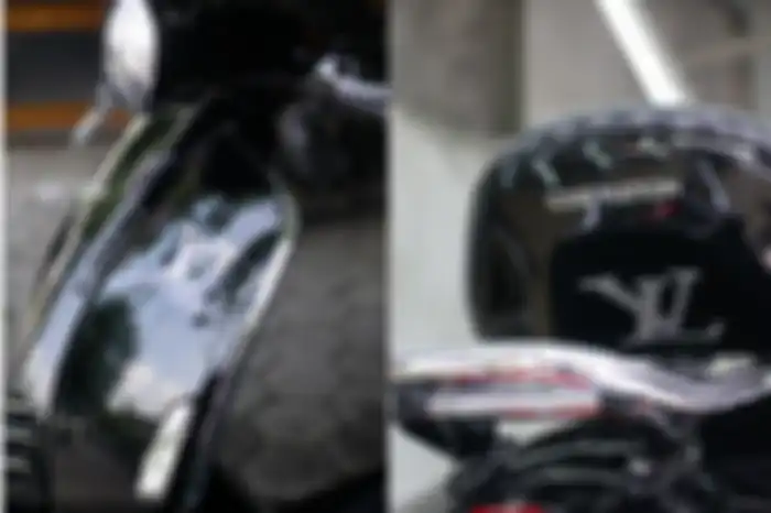 Modifikasi motor Vespa 946 Louis Vuitton, grafis logo Louis Vuitton menempel di tameng body depan sebelah kiri dan bawah jok.