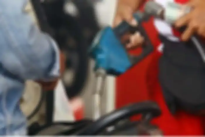 Ilustrasi isi bensin Pertamax. Harga Pertamax turun hari ini dijelaskan Pertamina.