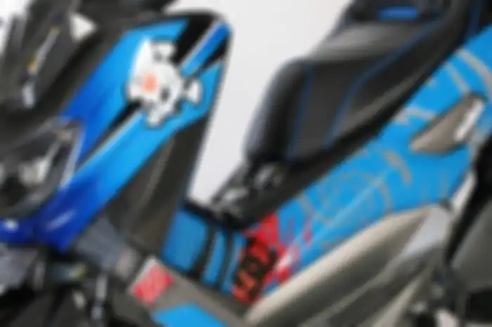 Modifikasi motor Yamaha NMAX, terdapat grafis tengkorak dengan nomor 43 milik Ken Block serta sponsor DC Shoes.
