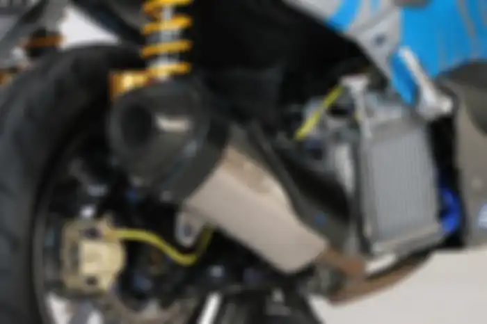 Modifikasi motor Yamaha NMAX tema Ken Block, tersemat knalpot Arrow, radiator BRD, dan sok belakang Ohlins.