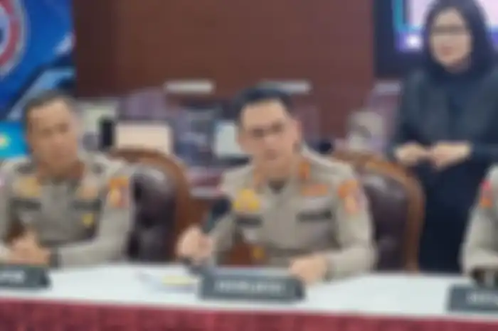 Kakorlantas Polri Irjen Pol Firman Shatyabudi (tengah).