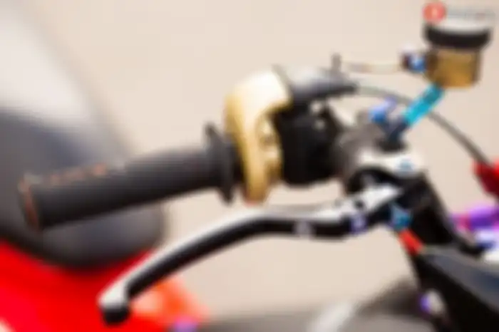 Gas spontan Domino dengan master rem Brembo.