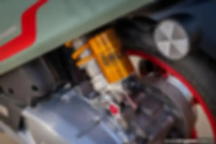 Sokbreker Ohlins turut menghiasi belakang.
