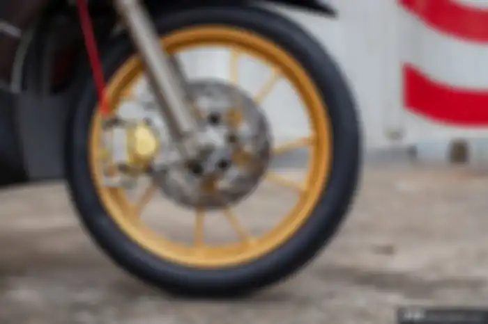 Kaki-kaki pakai pelek aftermarket CNC dan pengereman turut upgrade.