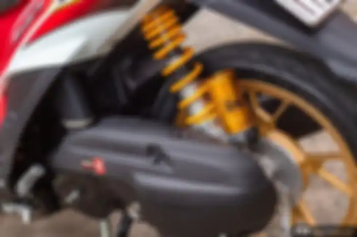 Sokbreker Ohlins terpasang di belakang.