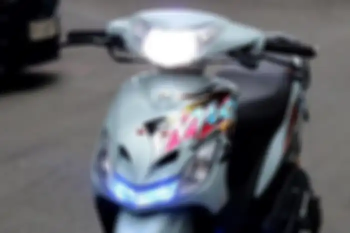 Bagian depan Yamaha Mio Smile ini diganti headlampnya dengan lampu LED.