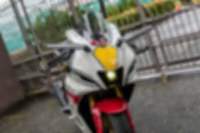 Motor modifikasi Yamaha R15M edisi World GP 60th Anniversary, ubahan di area fascia dengan penyematan spion Rizoma Stealth dan visor aftermarket yang lebih tinggi dari standar.