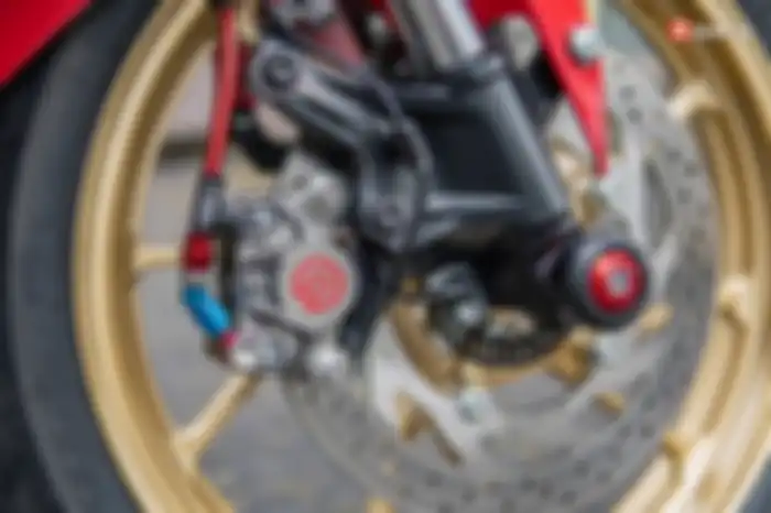 Motor modifikasi Yamaha R15M edisi World GP 60th Anniversary, ubahan di area pengereman depan dengan kaliper Brembo 2 piston dikawinkan dudukan kaliper custom dan selang rem Earl's.