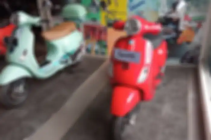 Vespa LX 125 (kanan) jadi Vespa matic termurah saat ini.