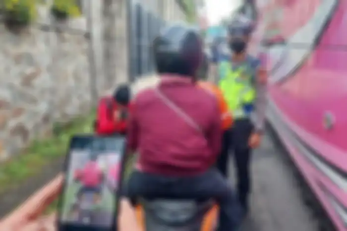 Pemotor yang pakai knalpot brong di Lembang akan diberhentikan polisi dan difoto menggunakan HP milik anggota yang sudah dilengkapi aplikasi sistem ETLE, lalu akan dikirim surat tilang ke rumah pemiliknya.