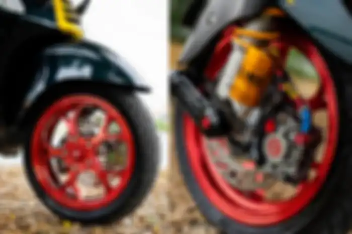 Modifikasi motor Vespa Sprint Racing Sixties, ubahan di kaki depan yakni pelek MK Factory, kaliper Brembo, sok Ohlins, cover fork Maru's.