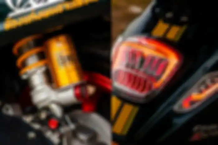 Modifikasi motor Vespa Sprint Racing Sixties, tersemat sok belakang Ohlins dengan dudukan sok Maru's, lampu sein Level 10, dan stoplamp aftermarket.