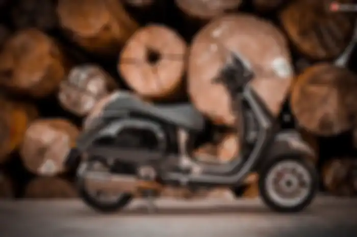 Modifikasi motor Vespa GTS, body hitam gloss dengan karbon di beberapa area.