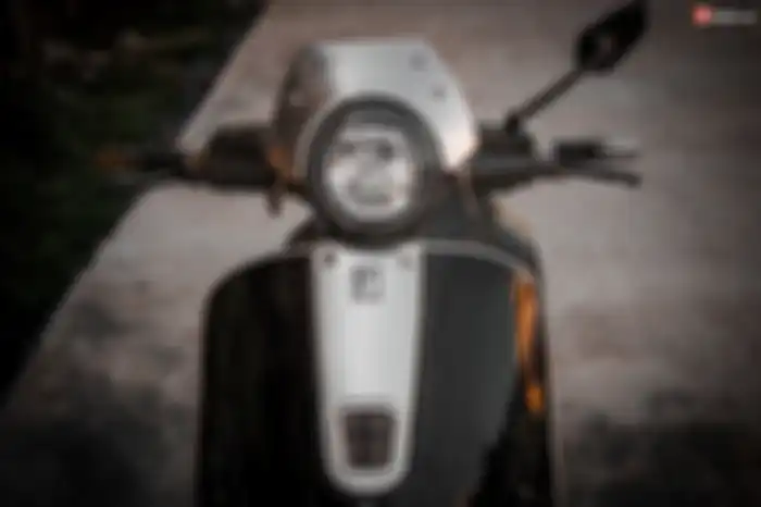 Modifikasi motor Vespa GTS, windshield dan cover horn Rizoma, spion Motogadget, dan headlamp Moto Nostra.