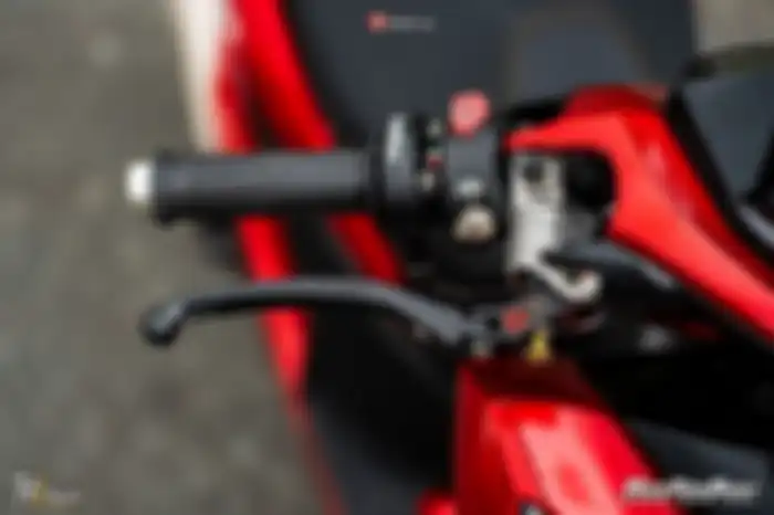 Master rem Brembo, gas spontan Domino, dan panel saklar model Ducati Multistrada menghiasi setang kanan.
