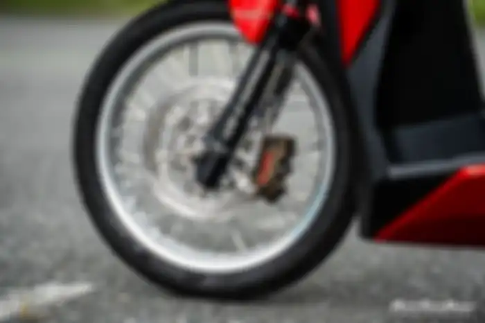 Bagian kaki-kaki pakai pelek jari-jari Takasago Excel. Dipadu kaliper rem Brembo.
