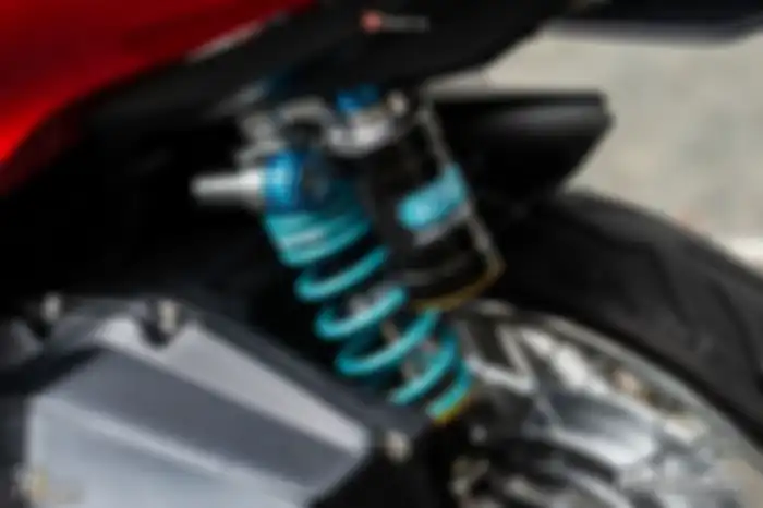 Sokbreker Nitron sub-tank dengan penyetelan HPA menggantikan sokbreker bawaan.