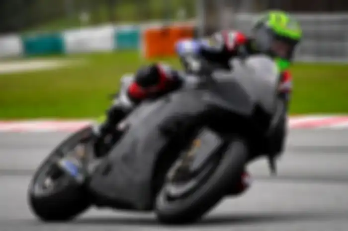 Test rider Yamaha, Cal Crutchlow menguji paket aerodinamika baru Yamaha YZR-M1 2023.