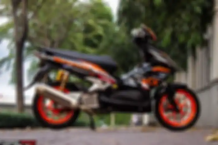 Modifikasi motor Honda Air Blade 110 dibalut livery tim Repsol Honda musim 2010.