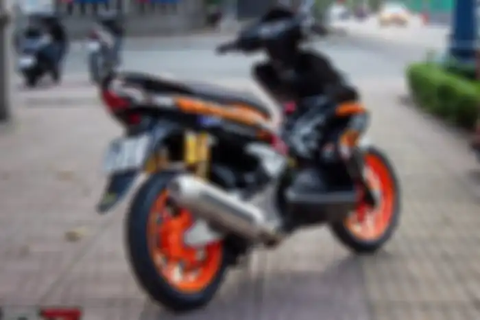 Modifikasi motor Honda Air Blade 110, pakai knalpot 4road dan sok belakang Ohlins.