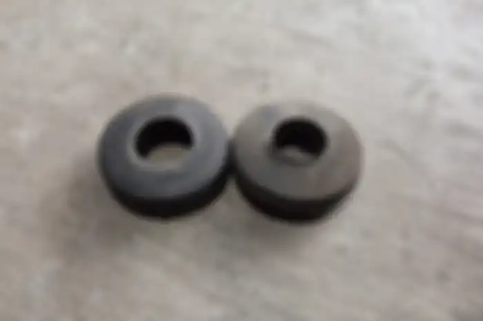 Bushing engine mounting Vespa matic berbahan karet lembut gampang kendur.