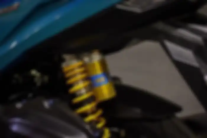 Modifikasi motor Honda Vario 150, sok belakang Ohlins.