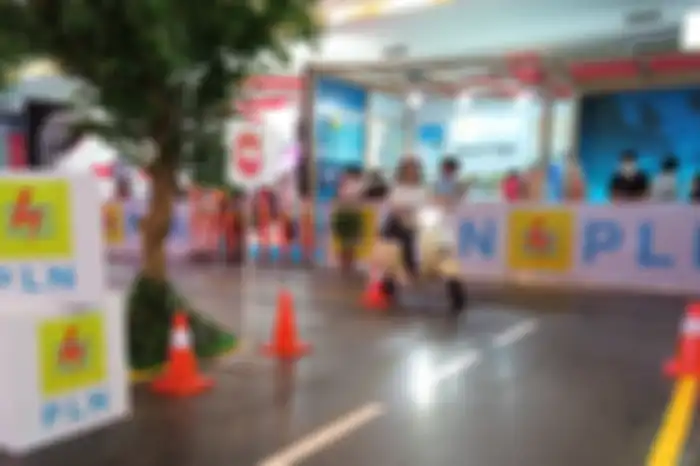 Konversi motor listrik dari Vespa garapan PLN bisa dicoba di area test ride indoor IIMS 2023.