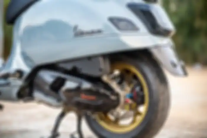 Modifikasi motor Vespa GTS 300, ubahan di area belakang dengan pemasangan stoplamp dan lampu sein HD Corse, pelek Maru's W252, dan kaliper rem Brembo.
