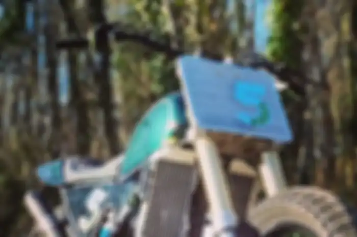 Modifikasi motor Kawasaki KX125, headlamp digantikan number plate khas motor flat tracker.