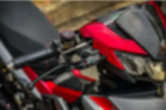 Modifikasi motor Yamaha MX King 150, tersemat windscreen carbon biar tambah mewah.