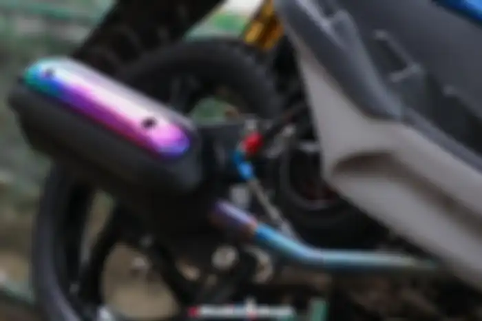 Bagian kanan tampak header titanium dan cover knalpot titanium. 