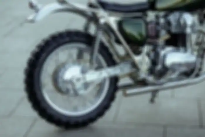 Modifikasi motor Kawasaki W650 gaya desert sled, subframe dirombak lalu dipasang swingarm custom, pelek jari, dan sepatbor aluminium.