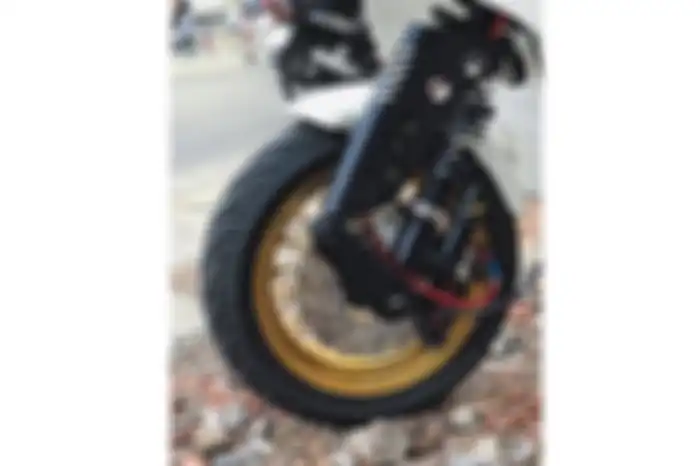 Modifikasi motor Vespa LX, ubahan di kaki depan dengan pemasangan sepatbor scally, kaliper rem Brembo, dan sok Zelioni.
