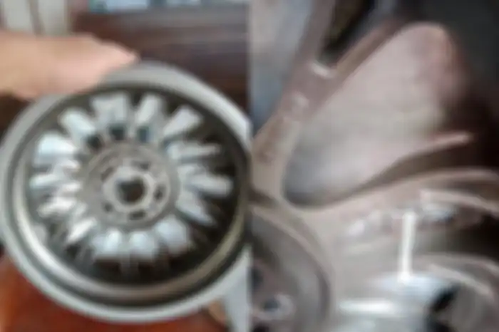 Pemasangan dop pelek Zutur Garage di pelek standar Vespa Sprint 150.