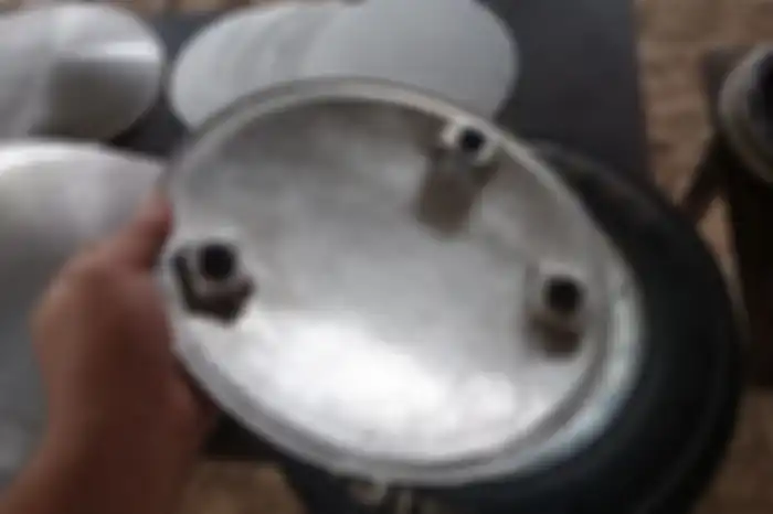 Dop pelek Zutur Garage untuk Vespa klasik menggunakan sistem plug in karet.