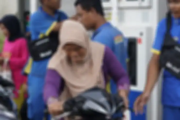 Pemotor ibu-ibu ikut memanfaatkan Promo #MobilIndostation untungnya banyak.