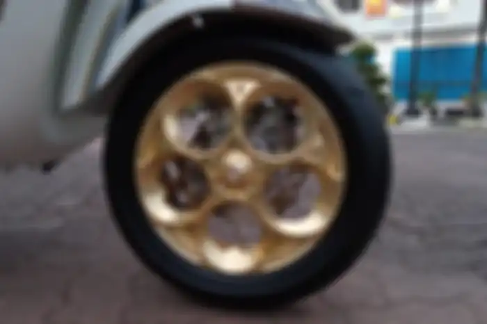 Modifikasi motor Vespa Sprint 150, kini pakai pelek Maru's W252 gold.