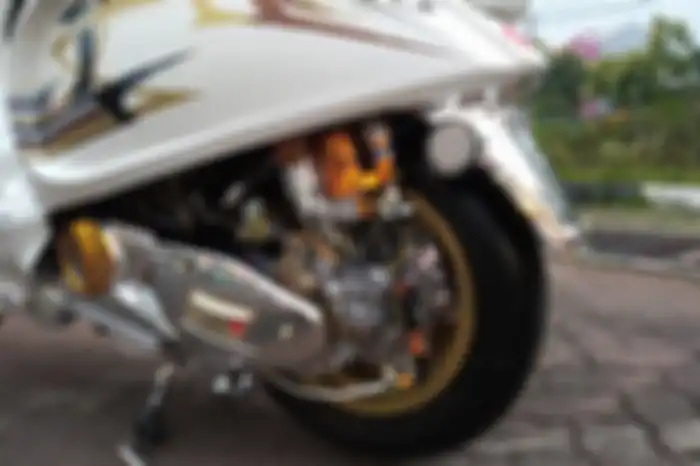 Modifikasi motor Vespa Sprint 150, CVT kena krom dan ubahan di kaki belakang nampak padat.