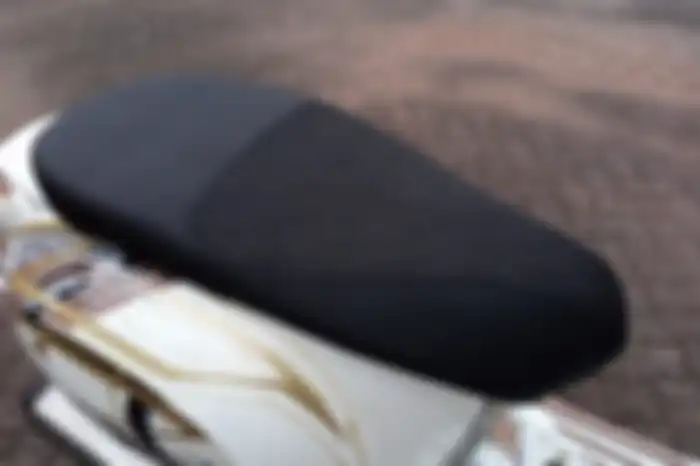 Modifikasi motor Vespa Sprint 150, terpasang jok custom.