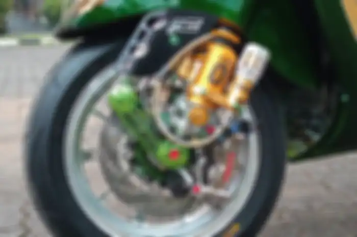 Kaki depan terlihat padat berkat pemasangan sok Ohlins, kaliper Brembo GP4RX, cakram HD Corse, cover fork NC Project, dan cover swing arm depan Maru's.
