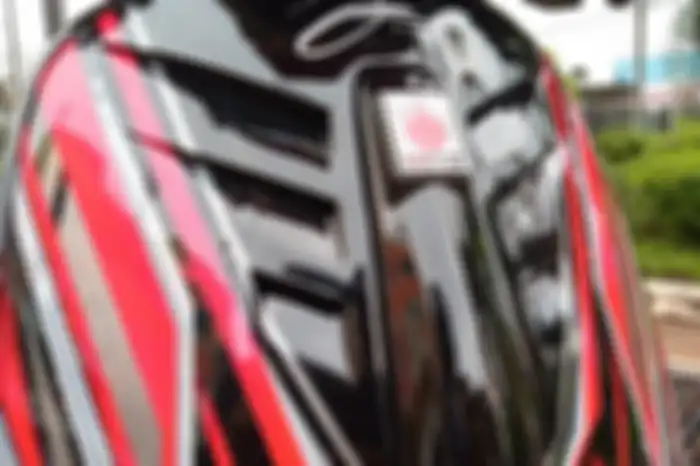 Body tameng depan kena custom berupa coakan bikin tampilan sangar.