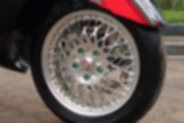 Terpasang pelek WSF Forged CNC ring 12 yang dibalut ban Maxxis R1.
