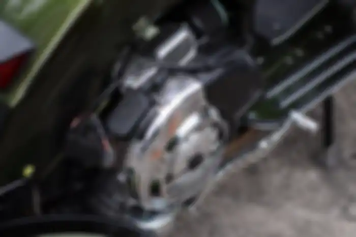 Mesin Vespa 2-tak ada di balik tepong sebelah kanan.