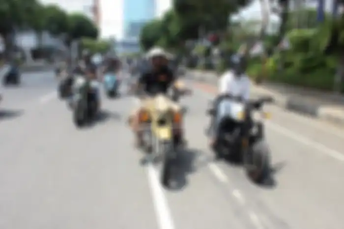 Sekitar 40 bikers Royal Enfield riding berkeliling Kota Surabaya menuju diler baru.