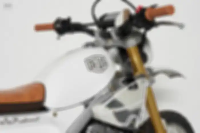 Tangki putih bahan FRP dengan grafis logo DEUS.