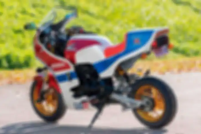 Honda MSX 125 dibalut body fiberglass dari fairing sampai buritan agar tampak seperti CB1100R.