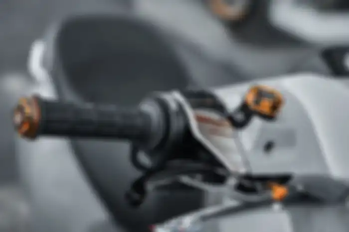 Terpasang handgrip Daytona, master rem Brembo, dan gas spontan Domino.