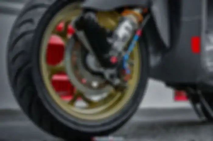 Tersemat pelek Maru's W252, sok Ohlins, kaliper rem Brembo, dan cover swing arm depan Maru's.